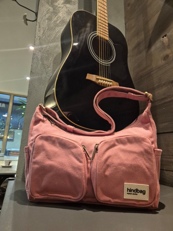 Sac bandoulière Hindbag Émile rose blush disponible chez Evasion Dieppe