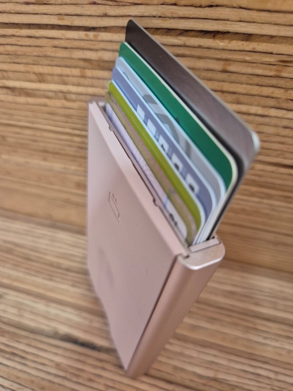 Porte-cartes anti-piratage Ogon Design slider pink disponible chez Evasion Dieppe