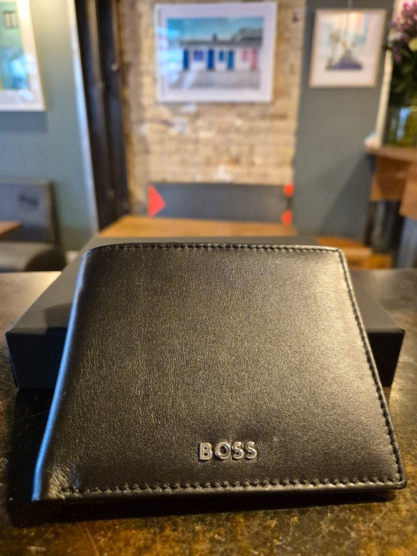 Portefeuille porte-cartes Hugo Boss en cuir lisse et souple disponible chez Evasion Dieppe