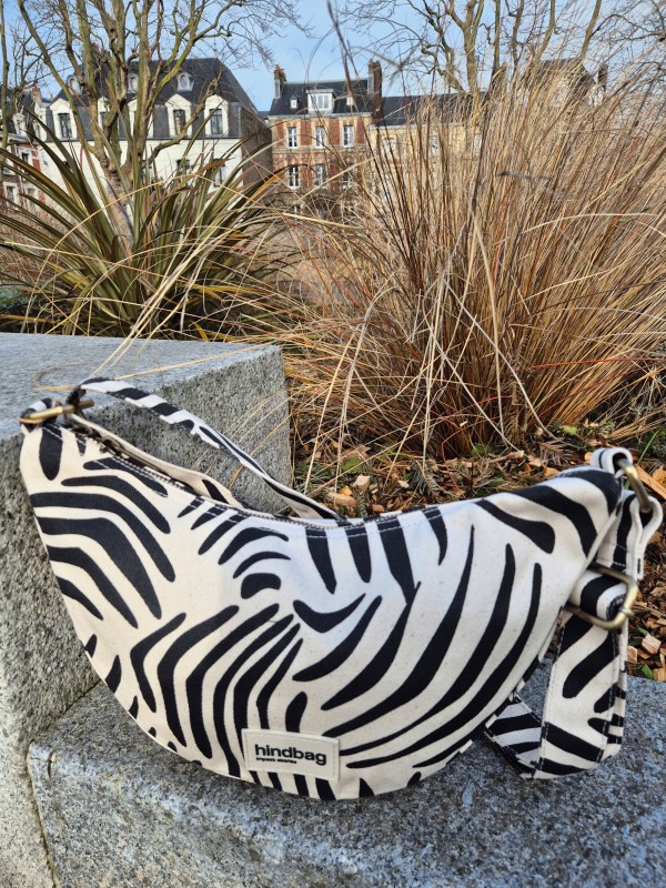 Sac banane Hindbag Andréa zèbre écru disponible chez Evasion Dieppe