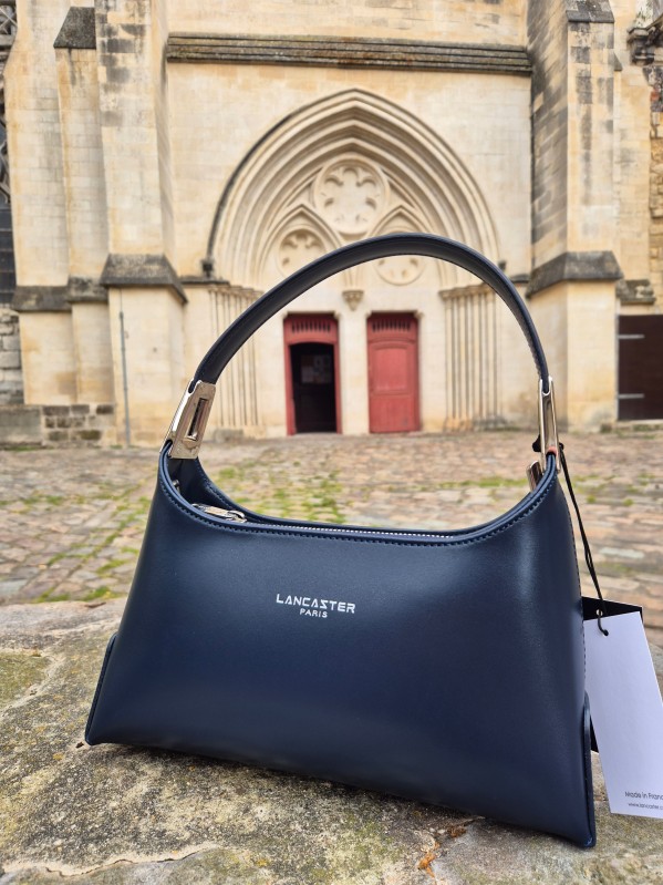 Sac bandoulière chaîne Lancaster cuir lisse bleu foncé disponible chez Evasion Dieppe