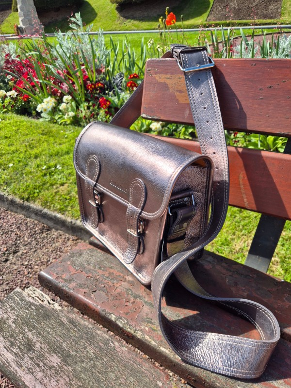 Sac bandoulière Paul Marius la sacoche S coloris acier disponible chez Evasion Dieppe