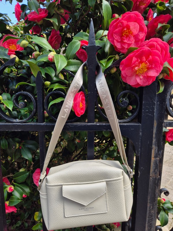 Sac bandoulière Lancaster coloris ivoire disponible chez Evasion Dieppe