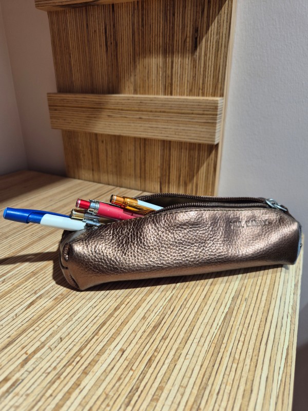 Trousse en cuir Paul Marius le Plumier cuivré indisponible chez Evasion Dieppe