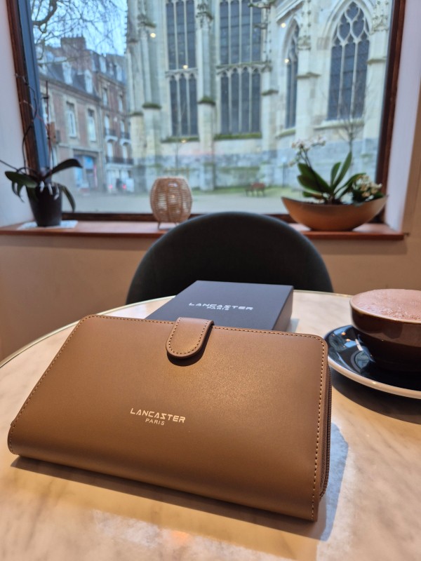 Grand portefeuille Lancaster coloris praline disponible chez Evasion Dieppe