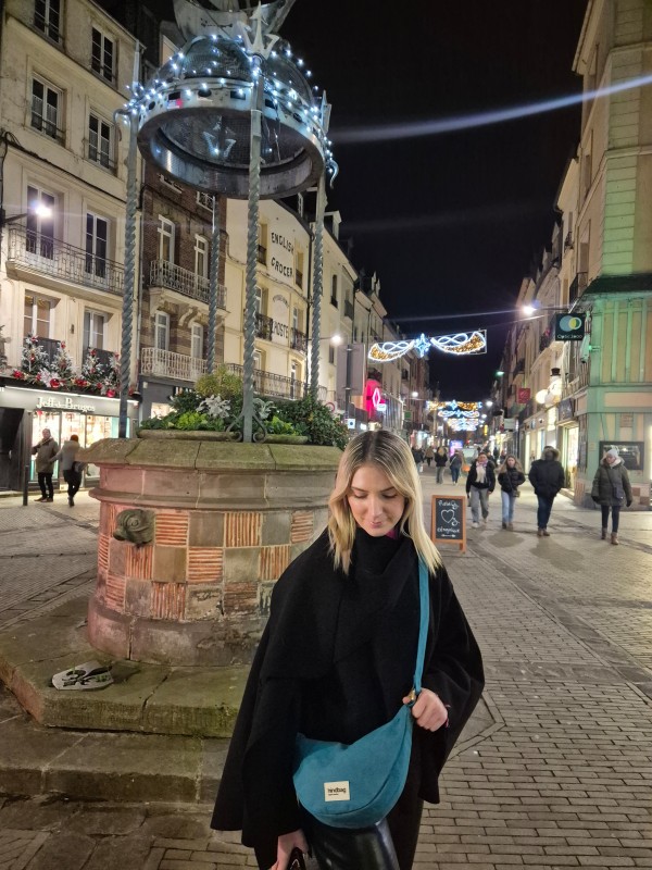 Sac bandoulière Hindbag Andréa bleu paon disponible chez Evasion Dieppe