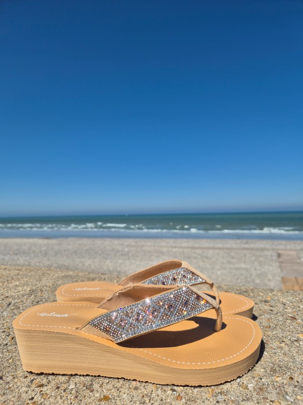 Tongs à semelles compensées Isotoner à paillettes beiges disponible chez Evasion Dieppe