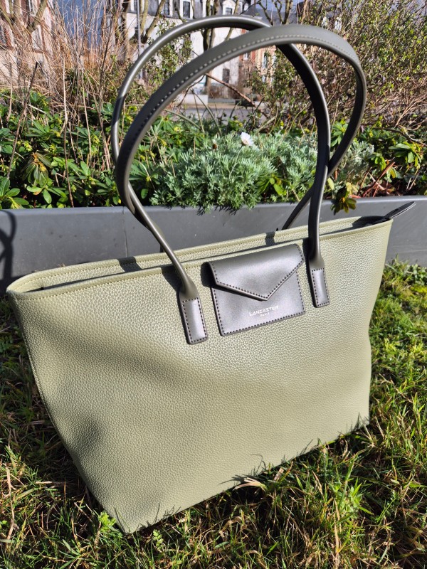Grand sac hydrofuge Lancaster coloris olive disponible chez Evasion Dieppe