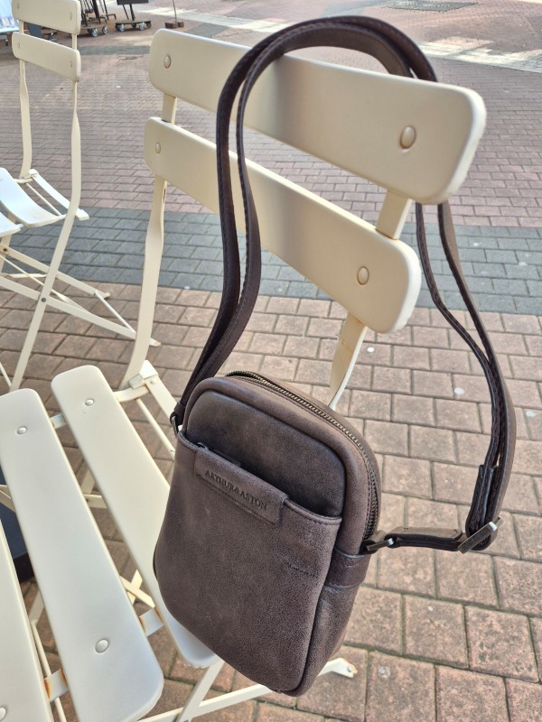Sac homme Arthur & Aston cuir coloris châtaigne disponible chez Evasion Dieppe