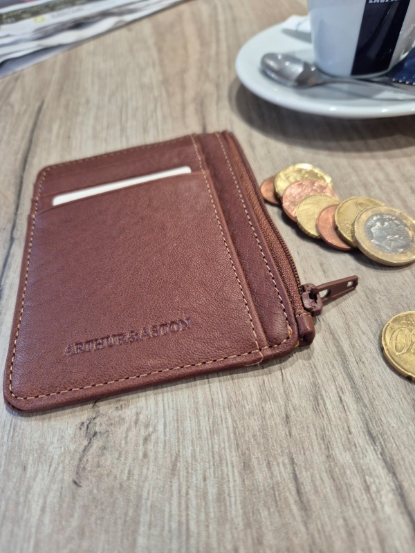 Porte-monnaie porte-cartes Arthur & Aston cuir coloris cognac disponible chez Evasion Dieppe