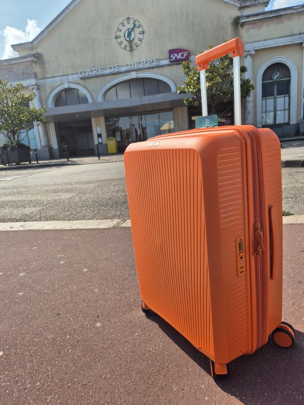Valise rigide Elite taille moyenne coloris orange disponible chez Evasion Dieppe