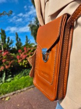 Sac Porte-téléphone Paul Marius en cuir cognac disponible chez Evasion Dieppe
