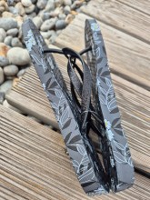 Tongs femme Isotoner imprimé fleurs noires disponibles chez Evasion Dieppe