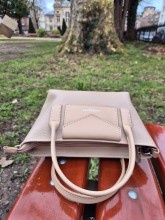 Sac bandoulière Lancaster  beige foncé disponible chez Evasion Dieppe