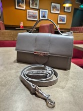 Sac bandoulière Lancaster  Paris Ily cuir galet foncé disponible chez Evasion Dieppe