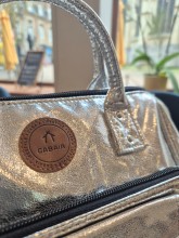 Sac bandoulière Cabaia crossbody Medium Monté Carlo silver disponible chez Evasion Dieppe