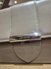 Sac bandoulière Lancaster  Paris Ily cuir galet foncé disponible chez Evasion Dieppe