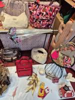 Vitrine octobre rose en maroquinerie visible chez Evasion Dieppe