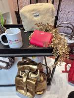 Vitrine octobre rose en maroquinerie visible chez Evasion Dieppe