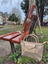 Sac bandoulière Lancaster  beige foncé disponible chez Evasion Dieppe