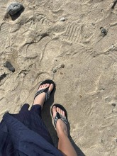 Tongs noires Isotoner disponibles chez Evasion Dieppe