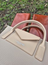 Sac bandoulière Lancaster  beige foncé disponible chez Evasion Dieppe