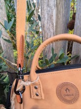 Sac Cabaia Crossbody small Moscou camel disponible chez Evasion Dieppe