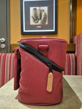 Vanity bandoulière multi-poches Cabaia bordeaux disponible chez Evasion Dieppe