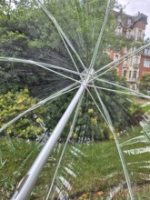Grand parapluie cloche transparent Isotoner disponible chez Evasion Dieppe