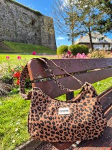 Sac bandoulière Hindbag Rosa léopard cannelle disponible chez Evasion Dieppe