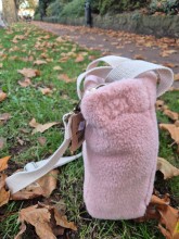 Sac bandoulière Hindbag Louise Teddy rose poudré disponible chez Evasion Dieppe