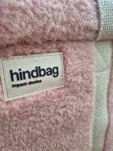 Sac bandoulière Hindbag Louise Teddy rose poudré disponible chez Evasion Dieppe