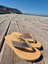 Tongs à semelles compensées Isotoner à paillettes beiges disponible chez Evasion Dieppe