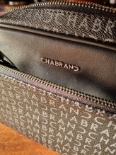 Sac bandoulière Chabrand siglé noir disponible chez Evasion Dieppe