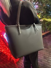 Grand sac Lancaster taupe galet disponible chez Evasion Dieppe