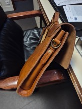 Porte-documents Paul Marius le Colporteur cognac huilé disponible chez Evasion Dieppe