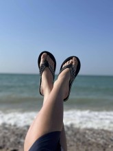 Tongs noires Isotoner disponibles chez Evasion Dieppe