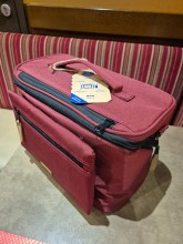 Vanity bandoulière multi-poches Cabaia bordeaux disponible chez Evasion Dieppe