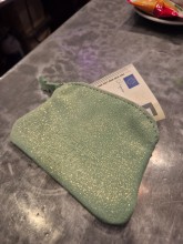 Petit porte-monnaie la Cartablière en cuir vert Jade pailleté disponible chez Evasion Dieppe