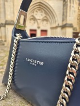 Sac bandoulière chaîne Lancaster cuir lisse bleu foncé disponible chez Evasion Dieppe
