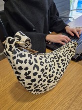 Sac Hindbag Andréa léopard écru disponible chez Evasion Dieppe