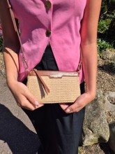 Petit sac bandoulière Lancaster beige cognac disponible chez Evasion Dieppe