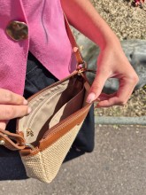 Petit sac bandoulière Lancaster beige cognac disponible chez Evasion Dieppe