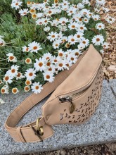 Sac banane Woomen coloris sable disponible chez Evasion Dieppe