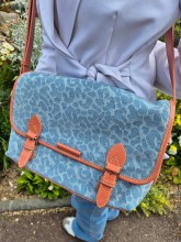 Sac bandoulière Paul Marius Loulou version denim léopard disponible chez Evasion Dieppe