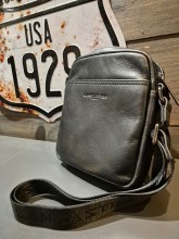 Sac homme Lancaster en cuir noir disponible chez Evasion Dieppe