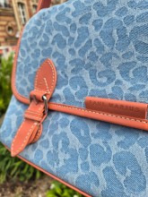 Sac bandoulière Paul Marius Loulou version denim léopard disponible chez Evasion Dieppe