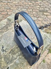 Sac bandoulière chaîne Lancaster cuir lisse bleu foncé disponible chez Evasion Dieppe