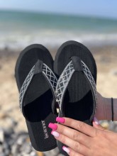 Tongs noires Isotoner disponibles chez Evasion Dieppe