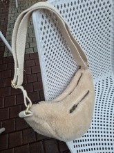 Sac banane Hindbag Andréa fausse fourrure beige disponible chez Evasion Dieppe